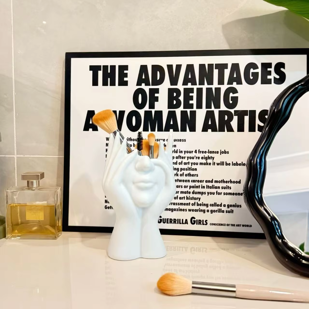 Face-Shaped Decorative Vase - Creative Modern Plastic Vase for Living Room Decor